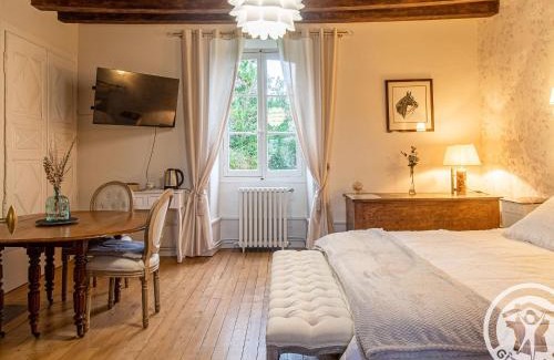 La Menitre Bed & Breakfast | Chambres d'hôtes élégantes à La Ménitré avec piscine chauffée et wifi - FR-1-622-115