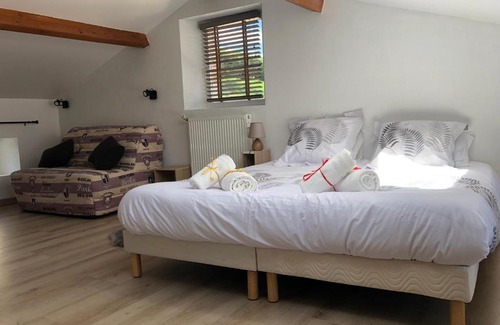 Auvillar Bed & Breakfast | Relax at Chambres d'Hôtes de Marchet with Ocean Views