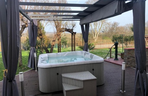 Auvillar Bed & Breakfast | Relax at Chambres d'Hôtes de Marchet with Ocean Views