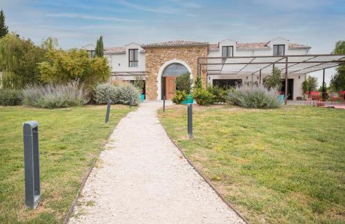 Courthezon Bed & Breakfast | Discover Domaine de Cristia: Guest Rated 9/10 with Dining