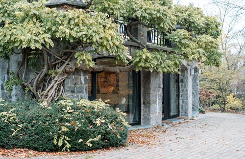 Maubroux Bed & Breakfast | Welcoming Eucalyptus and Glycine B&B with Hot Tub Access