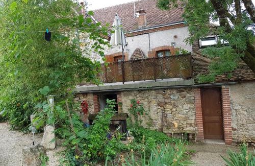 Chatres-sur-Cher Bed & Breakfast | Discover Châtres-Sur-Cher: Beachfront Retreat with Dining
