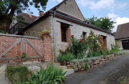 Chatres-sur-Cher Bed & Breakfast | Discover Châtres-Sur-Cher: Beachfront Retreat with Dining
