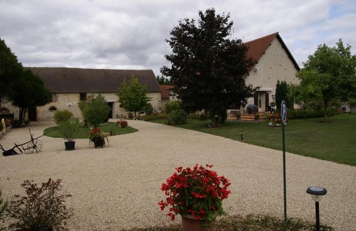 Farges-en-Septaine Bed & Breakfast | Elegant Chambres d'Hôtes Domaine d'Augy with Ocean View