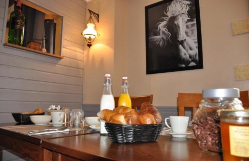 Orry-la-Ville Bed & Breakfast | Cozy Chambres d'Hôtes L'Alezan with Family-Friendly Dining