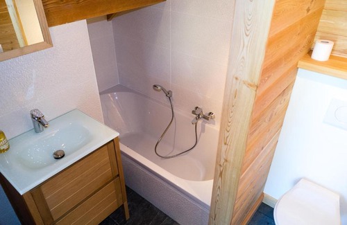 Villard-de-Lans Bed & Breakfast | Relax at Chambres d'hôtes La Vercouline with Spa & Hot Tub