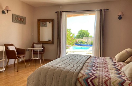 Merindol Bed & Breakfast | Top-Rated Chambres d'hôtes La Brullière with Pool Access