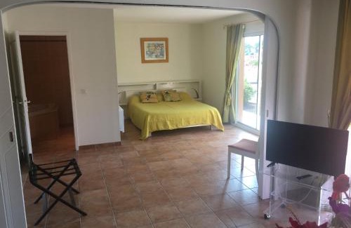 Varetz Bed & Breakfast | Inviting Chambres d'Hôtes La Coloniale with Pool & Spa