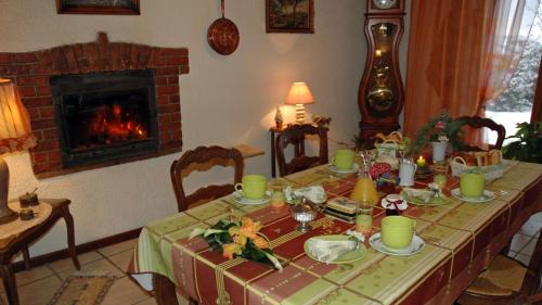 Villecheneve Bed & Breakfast | Oceanfront Getaway at Chambres d'hôtes La Hulotte 69