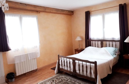 Izeron Bed & Breakfast | Discover Comfort at Chambres d'Hôtes La Noyeraie, Rated 8.6