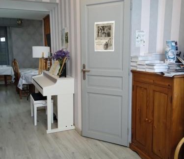 Saint-Floxel Bed & Breakfast | Cozy Oceanfront Retreat at Chambres d'hôtes les Clématites