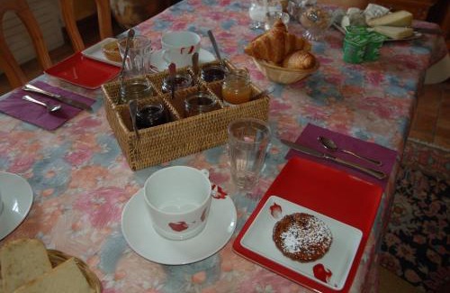 Francueil Bed & Breakfast | Cozy Retreat at Chambres d'Hôtes Les Coquelicots with Pool
