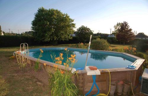 Francueil Bed & Breakfast | Cozy Retreat at Chambres d'Hôtes Les Coquelicots with Pool