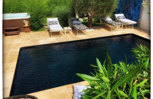 Sarrians Bed & Breakfast | Serene Oceanfront Stay at Chambres D'hôtes Les Garçons