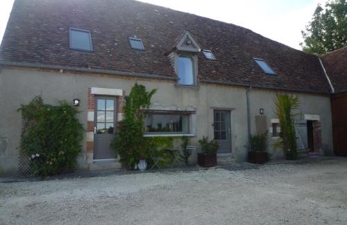 Sens-Beaujeu Bed & Breakfast | Child-Friendly Retreat at Chambres d'Hôtes Les Potiers