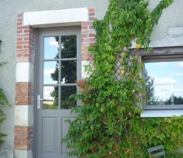 Sens-Beaujeu Bed & Breakfast | Child-Friendly Retreat at Chambres d'Hôtes Les Potiers
