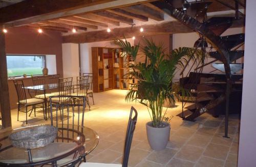 Sens-Beaujeu Bed & Breakfast | Child-Friendly Retreat at Chambres d'Hôtes Les Potiers