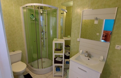 Beauvoir House | Cozy Retreat at Chambres d'hôtes Les Salles with Breakfast