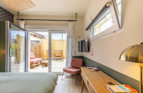 Merignac Bed & Breakfast | Relax at Le Studio Bordelais with Nordic Hot Tub & Pool
