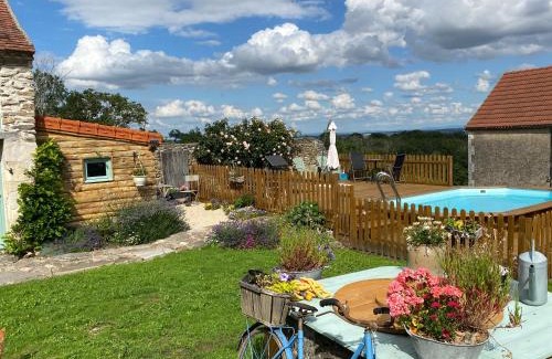 Bellenaves Bed & Breakfast | Oceanfront Retreat at Chambres d'Hôtes Maison Balady