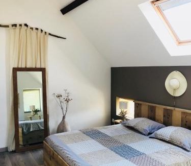 Bellenaves Bed & Breakfast | Oceanfront Retreat at Chambres d'Hôtes Maison Balady