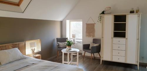 Bellenaves Bed & Breakfast | Oceanfront Retreat at Chambres d'Hôtes Maison Balady