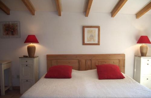 Pujaut Bed & Breakfast | Beautiful Oceanfront Stay at Chambres d'Hôtes Saint Vérédème