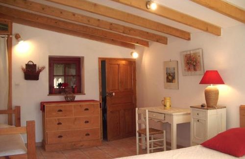 Pujaut Bed & Breakfast | Beautiful Oceanfront Stay at Chambres d'Hôtes Saint Vérédème