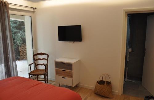 Malbosc Bed & Breakfast | Relaxing Retreat under the Olive Tree with Ocean Views