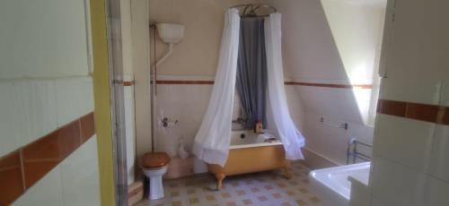 Bessines-sur-Gartempe Bed & Breakfast | Guest Rated: 9.1 at Chambres d'Hôtes-Château Constant
