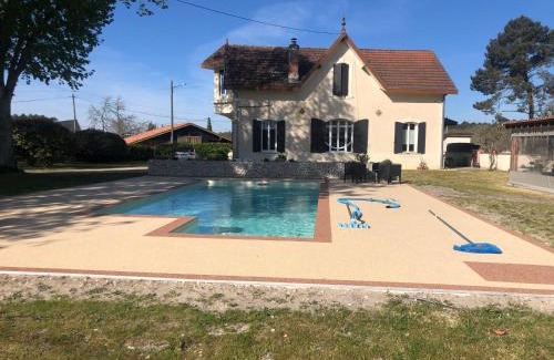 Captieux House | Oceanfront Escape: VILLA CAPSYLVAINE with Pool & Dining