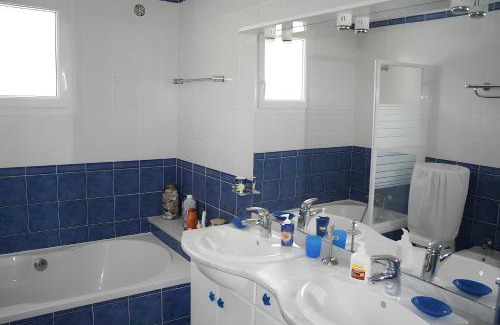 Sarrola-Carcopino Bed & Breakfast | Chambres de la mer et baldaquin