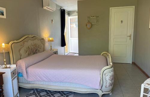 Vignonet Bed & Breakfast | Chambre PEYROUTAS "CAMILLE": Pool & Oceanfront Retreat