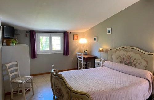 Vignonet Bed & Breakfast | Chambre PEYROUTAS "CAMILLE": Pool & Oceanfront Retreat