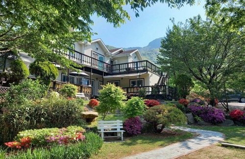 Jecheon Condo | Charming Chamjoeun Pension: Pet-Friendly Lake View Retreat