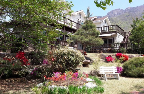 Jecheon Condo | Charming Chamjoeun Pension: Pet-Friendly Lake View Retreat