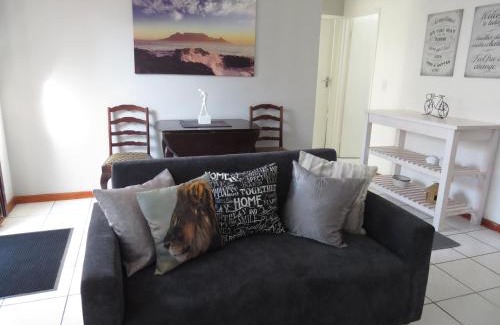 Marina da Gama House | Cozy Chamomile Cottage: Family-Friendly Retreat Awaits