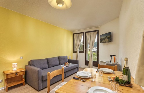 Chamonix City Centre Apartment | Chamonix Sud - Bâtiment F: Family-Friendly with Pool & Breakfast