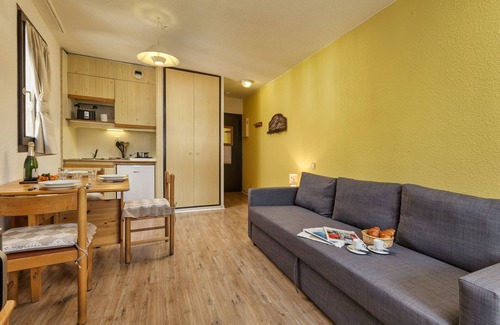 Chamonix City Centre Apartment | Chamonix Sud - Bâtiment F: Family-Friendly with Pool & Breakfast