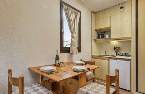 Chamonix City Centre Apartment | Chamonix Sud - Bâtiment F: Family-Friendly with Pool & Breakfast