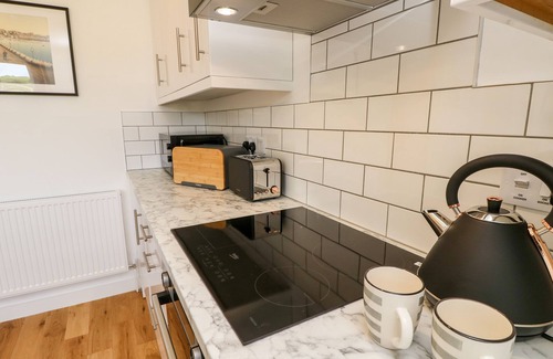 Nettlestone Cottage | Romantic Oceanfront Cottage in Seaview with Hot Tub