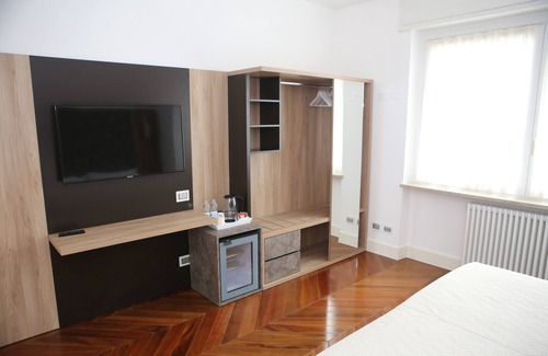 Colombare House | Elegant Champagne Rooms with Dining and Family Amenities
