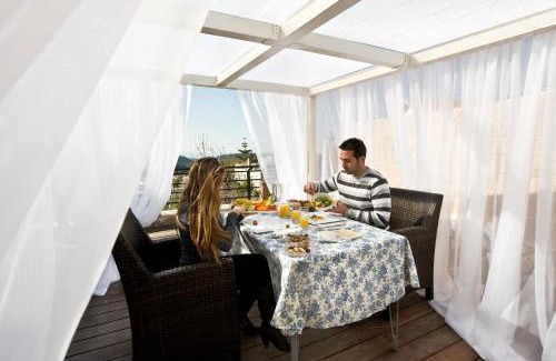 Kfar Vradim Cabin | Elegant Champagne Suites: Pet-Friendly with Pool & Hot Tub