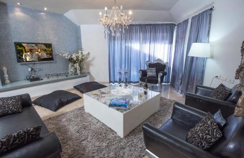 Kfar Vradim Cabin | Elegant Champagne Suites: Pet-Friendly with Pool & Hot Tub