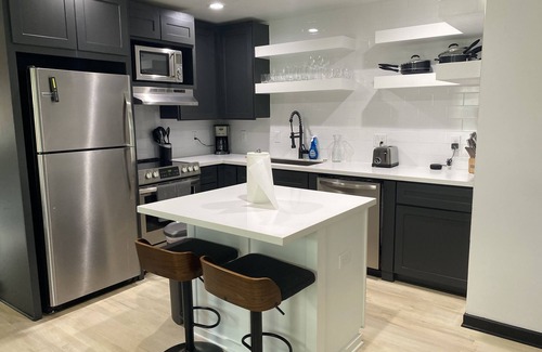 Houston Apartment | Relax in the Champion Suite by Golf Course Amenities