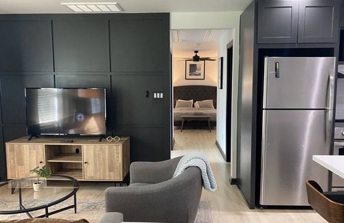 Houston Apartment | Relax in the Champion Suite by Golf Course Amenities