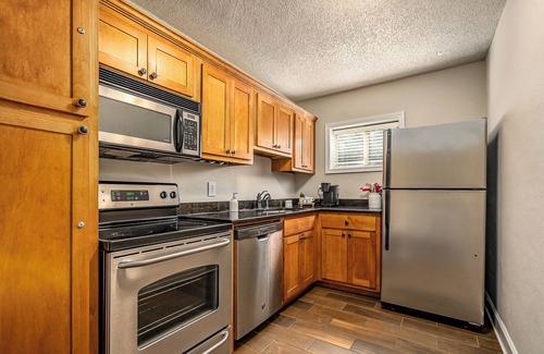 Athens Condo | Pet-Friendly Champions Condo with Spa & Pool in Athens, GA