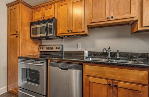 Athens Condo | Pet-Friendly Champions Condo with Spa & Pool in Athens, GA