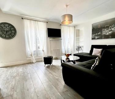 Ternes Apartment | Elegant Champs Elysées 2: Pet-Friendly & Rated 9.9/10