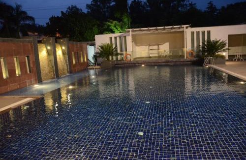Ranchi Hotel | Discover Chanakya Bnr Hotel: Family-Friendly with Pool